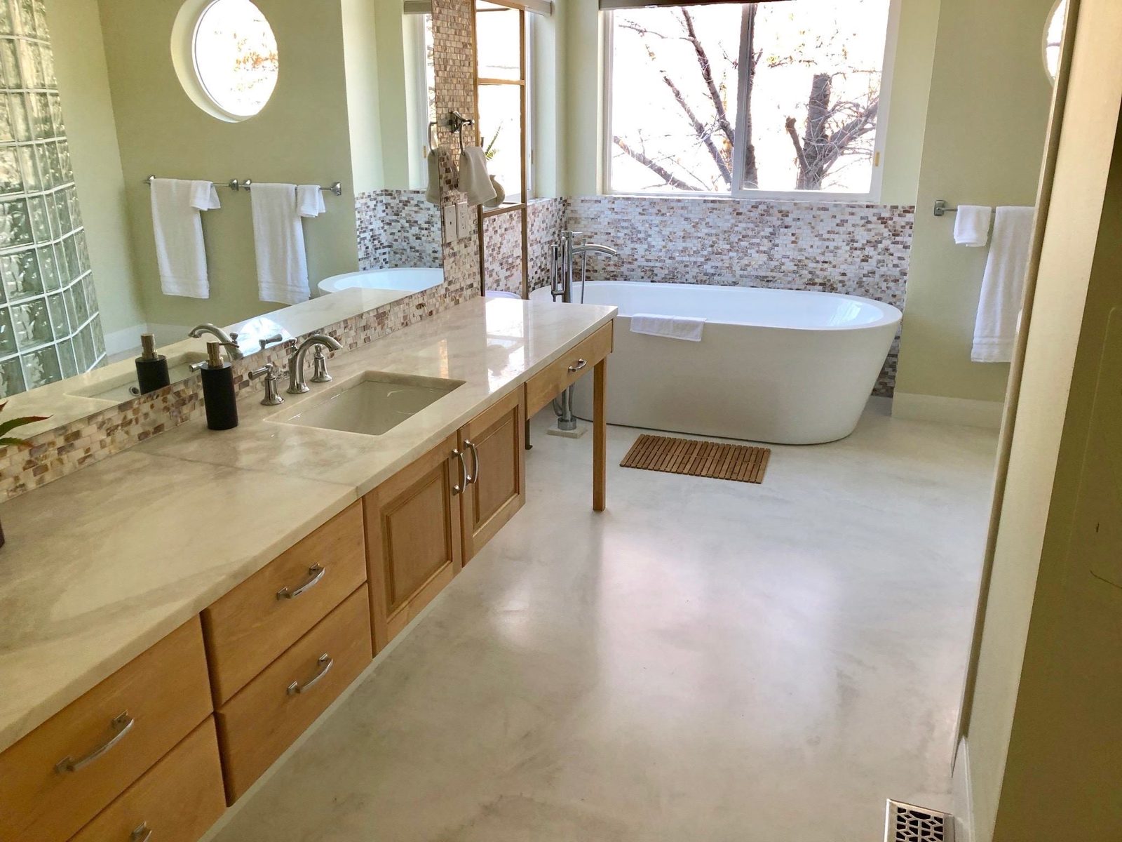Jointless microcement bathroom with freestanding tub — Nashville